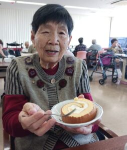 ロールケーキを持った写真